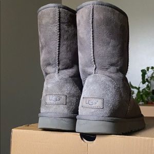Classic UGG boots/ Grey
